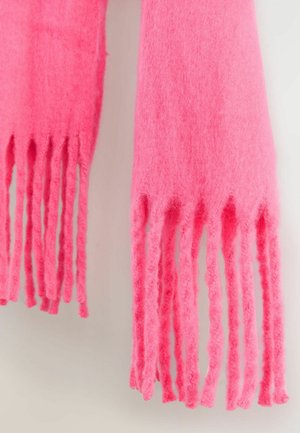 Bufanda de lana rosa con flecos largos y suaves en los extremos. La textura es esponjosa y cálida, ideal para el clima frío.