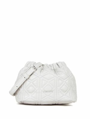 Petit sac à main blanc matelassé avec une bandoulière réglable et une fermeture haute froncée, posé sur un fond blanc uni.