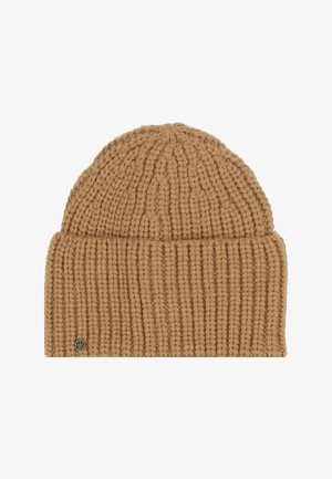 Smeđa pletena vuna kapa s preklopom i malim metalnim logotipom na donjoj lijevoj strani.