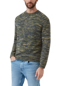 Sweter typu pulower w niebiesko-żółtym melanżowym splotem, z okrągłym dekoltem, ściągaczami na mankietach i dole, zestawiony z jasnoniebieskimi dżinsami.