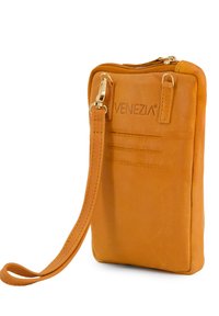 Tan læder crossbody pouch med lynlås, aftagelig rem, fem kortlommer og præget logo-detaljering. Glat tekstur.