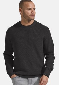 Dunkelgrauer, gerippter Strickpullover mit Rundhalsausschnitt und langen Ärmeln. Der Stoff hat eine glatte Textur und zeichnet sich durch eine figurbetonte Silhouette aus.