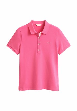 Felroze polo met korte mouwen, kraag, vier knopen en een klein wit "GANT"-logo op de linkerborst.