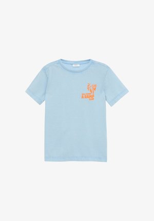 Helles blaues Baumwoll-T-Shirt mit kurzen Ärmeln, das ein Palmenbaum-Motiv und orangefarbene Schrift im linken Brustbereich zeigt.