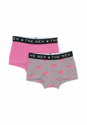 Két pár rövidnadrág: az egyik egyszínű rózsaszín, a másik szürke rózsaszín ajakkinyomattal. Mindkettő fekete derékpánttal rendelkezik, amelyen a "THE NEW" felirat található.