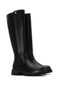 Stivali alti in pelle nera con una finitura liscia, punta arrotondata, suola spessa in gomma e dettaglio dorato in cima.