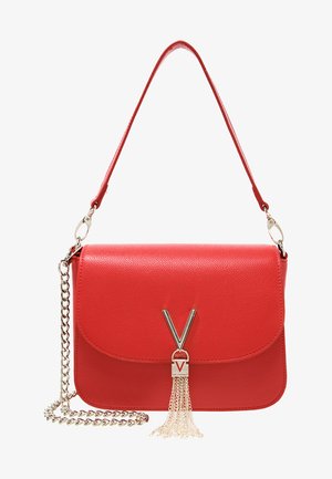 Rød lær crossbody veske med klaffelukking, gullfarget kjedehåndtak og dekorativ duskdetalj. Har et "V"-logo på forsiden.