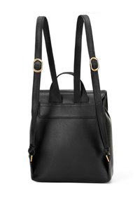 Sac à dos en cuir noir avec une finition texturée, un rabat supérieur lisse, des bretelles ajustables et des accents dorés au niveau des connecteurs des bretelles.