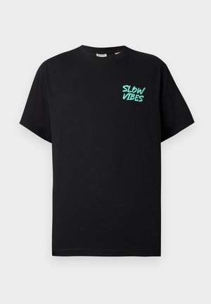 Czarny bawełniany t-shirt z krótkimi rękawami, okrągłym dekoltem i turkusową grafiką "SLOW VIBES" na lewym biuście.