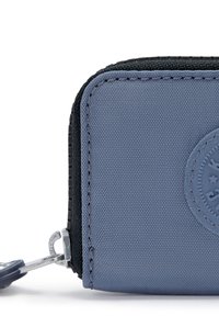 Portafoglio di tessuto blu con finitura testurizzata, cerniera nera e logo in rilievo circolare. Presenta un cursore per la cerniera per un facile accesso.