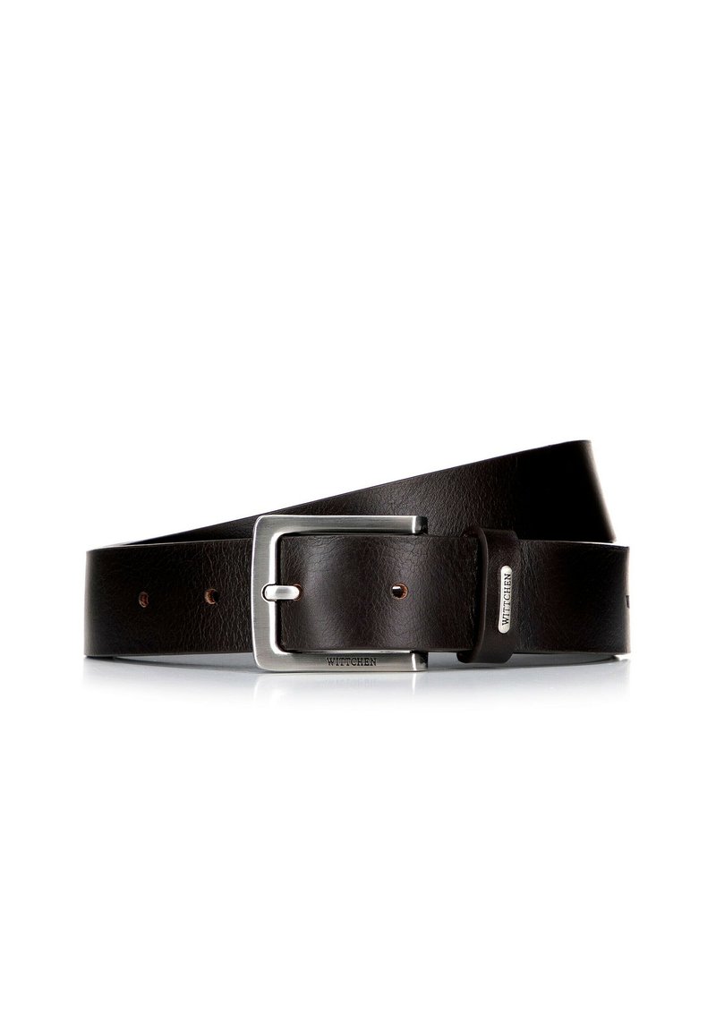 Cintura in pelle marrone con una superficie liscia e fibbia in metallo di tonalità argento. Presenta cinque fori perforati e un accento con logo.