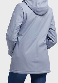 Veste softshell gris clair avec capuche, présentant un design élégant, des détails de coutures et une texture lisse. Vue arrière affichée.