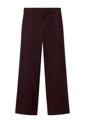 Pantaloni maro închis cu croială largă, cute frontale, bucle pentru curea și talie, prezentați așezați pe o suprafață albă.