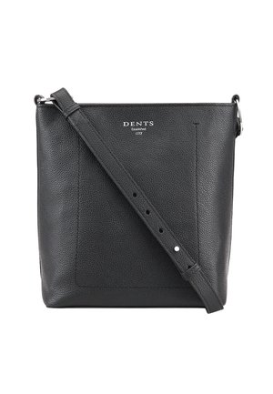 Zwart geribbeld leren crossbodytas met verstelbare band en "DENTS Established 1777" in witte letters op de voorkant gedrukt.