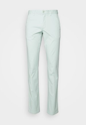 Licht muntgroene katoenen broek met een rechte pijp, standaard tailleband en knoopsluiting aan de voorkant. Heeft een gladde textuur.