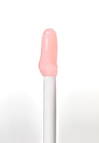 Brillo de labios rosa claro en un aplicador blanco, con una textura brillante y pequeñas partículas de purpurina, que se ve suave y ligeramente redondeado en la punta.