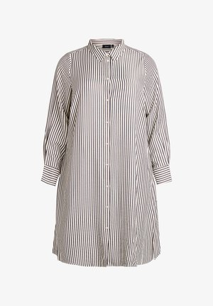 Abito a camicia a righe in blu navy e bianco, con un frontale a bottoni, colletto e maniche lunghe con risvolti. Materiale in cotone.