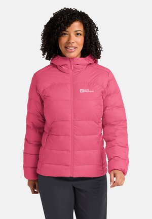 Giacca imbottita rosa con zip frontale, cappuccio regolabile e polsini elasticizzati. Presenta un logo sul lato sinistro del petto e tasche laterali.