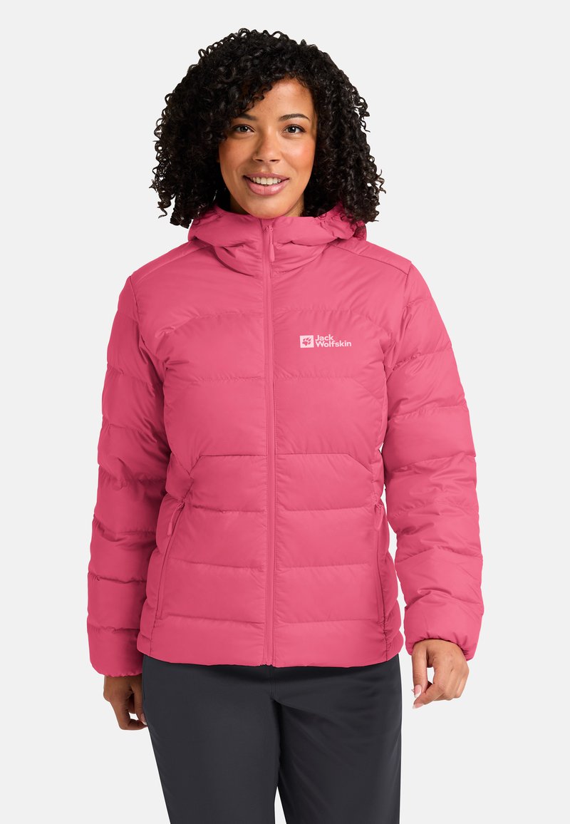 Padded rosa Jacke mit Reißverschluss, verstellbarem Kapuzen und elastischen Bündchen. Mit einem Logo auf der linken Brust und seitlichen Taschen.