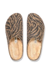 Zapatillas de fieltro con diseño de cebra en tonos marrón y negro, con un forro interior suave, puntera redondeada y un detalle decorativo de botón en el lateral.