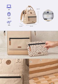 Beigefarbener Rucksack mit Fronttasche und abnehmbarem Leopardmuster-Beutel, wasserdichtem Material, verstellbaren Trägern und Innenfach für Laptop, Maße dargestellt.