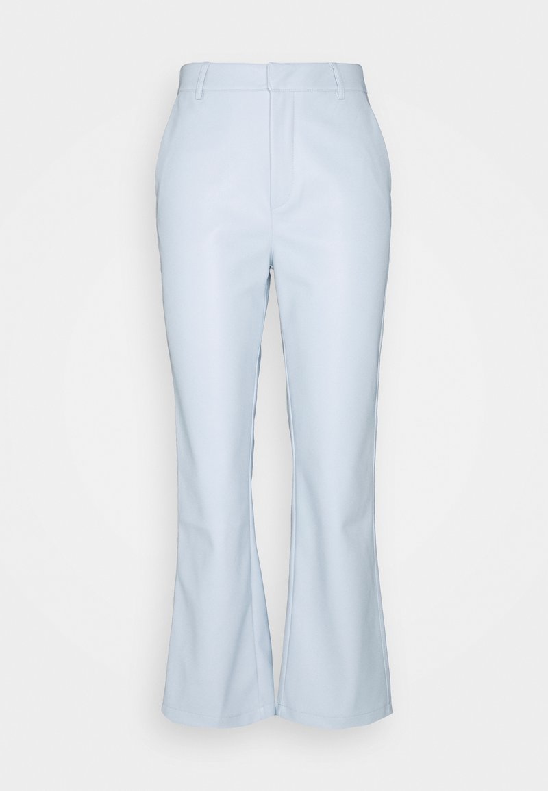 Světle modré rozšířené kalhoty vyrobené z hladké tkaniny, s klasickým pasem, předními kapsami a čistým, padnoucím střihem.