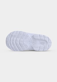 Λευκή σόλα παπουτσιού Nike με υφή και σχέδιο πέλματος, με το σύνθημα «Just Do It» και το λογότυπο της Nike στο κέντρο σε απλό φόντο.