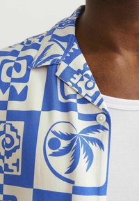 Jack & Jones JORLUKE OCEAN RESORT STYD - Camisa - dazzling blue
