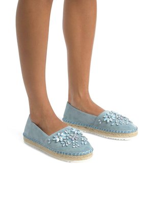 Himmelblaue Wildlederschuhe zum Hineinschlüpfen mit floraler Perlenbestickung über den Zehen, Jutesohle und blauen Nähten entlang der Kanten.