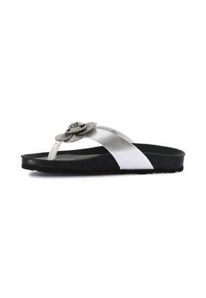 Sandalo con suola nera, cinturino argento metallizzato e infradito decorato con ornamento floreale tempestato di strass su sfondo bianco.