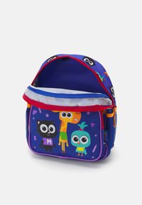Gyerek hátizsák kék szövet külsővel, színes mesefigurás állatgrafikákkal, piros cipzárral és hálós oldalsó zsebekkel.