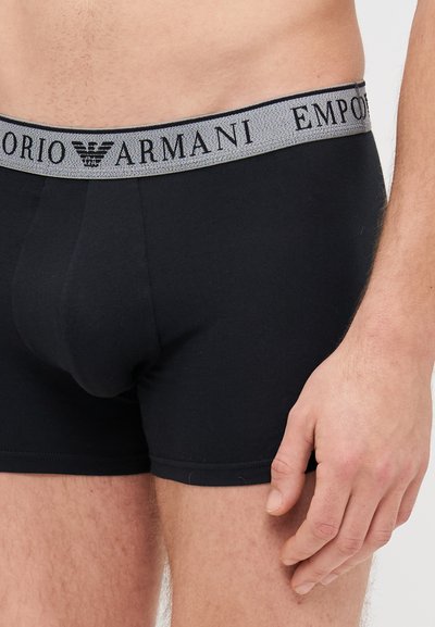 Čierne bavlnené boxerky s šedým elastickým pásom s logom "Emporio Armani" v čiernom písmene. Hladká textúra, priliehavý dizajn.