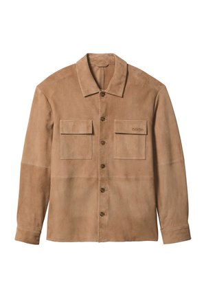 Chaqueta de ante marrón claro con botones, dos bolsillos frontales con solapa, mangas largas y cuello puntiagudo.