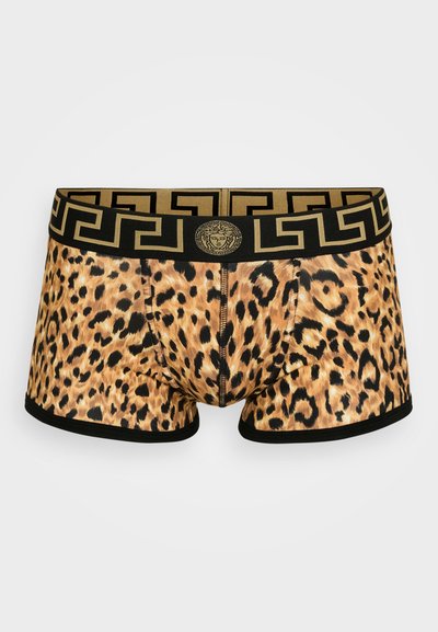 Boxers pour hommes en imprimé léopard avec une taille noire ornée d'un motif de clé grecque dorée et d'un détail central en or avec un logo.