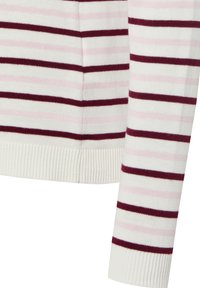 Weißer Strickpullover mit horizontalen Streifen in Weinrot und blassem Rosa, ausgestattet mit gerippten Bündchen und Saum.
