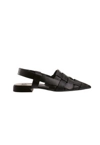 Czarne skórzane buty slingback z plecionym wzorem u góry, spiczastym noskiem, niskim, blokowym obcasem i gładką fakturą. Prosty i nowoczesny styl.
