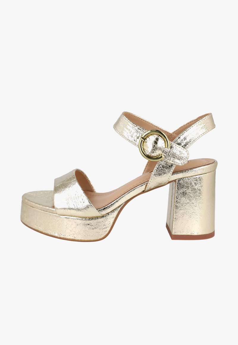 Sandalia de tacón alto metálica dorada con plataforma, punta abierta y cinturilla al tobillo con un hebilla redonda. Superficie texturizada y tacón cuadrado.