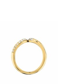 Anello d'oro con un design curvo, adornato con piccoli brillanti trasparenti su un lato, creando un motivo su una superficie lucida.