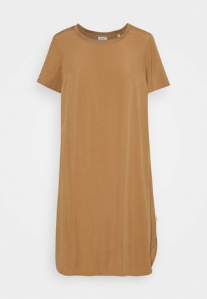 Robe courte à manches courtes, de couleur camel, longueur genou, avec un col rond et une légère fente latérale sur fond blanc.