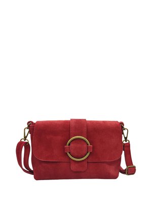 Sac bandoulière en daim rouge avec bandoulière réglable, rabat avant et fermeture décorative à grosse boucle en laiton.
