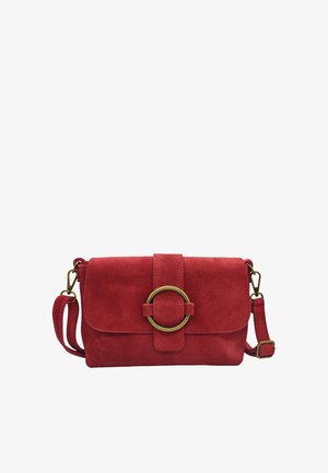 Sac bandoulière en daim rouge avec bandoulière réglable, rabat avant et fermeture décorative à grosse boucle en laiton.