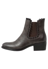 Szare botki za kostkę wykonane z syntetycznej skóry, z falbaniastymi krawędziami i metalowymi oczkami po bokach. Niski, mocno osadzony obcas. Okrągły nosek.