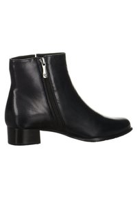 Botas tobilleras de cuero negro con una textura suave, cierre de cremallera lateral, punta redondeada y un tacón bajo cuadrado.