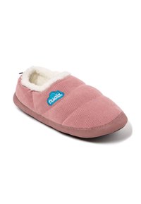 Zapatilla de corduroy rosa con forro blanco de felpa, diseño acolchado y logo azul. Forma suave y redondeada con suela plana para mayor comodidad.