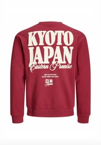 Sweat-shirt rouge avec un grand texte blanc "Kyoto Japan Eastern Promise" et un texte plus petit "Only accepting good vibes and sake" au dos.