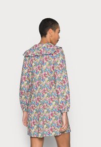 Rich & Royal WITH FLOWER PRINT - Vestido camiseiro - original