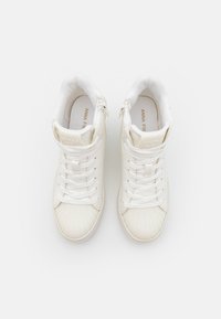 Sneakers albe cu toc înalt, din piele texturată și talpă din cauciuc. Caracteristici include șireturi și un fermoar pe lateral pentru o încălțare ușoară. Logo-ul este vizibil pe limba pantofului.