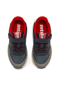 Marineblaue und graue Sneakers mit einem Klettverschluss, ausgestattet mit rotem Futter und roten Akzenten an den Schnürsenkeln, sowie strukturiertem Material im oberen Bereich.