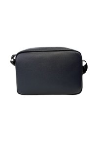 Borsa rettangolare nera in pelle con superficie texture, bordi lisci e tracolla regolabile sul lato. Chiusura a zip nella parte superiore.