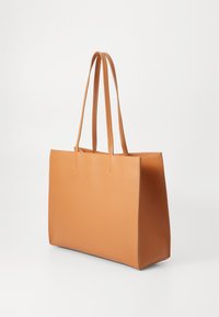 Borsa tote in pelle color tan con una forma rettangolare strutturata, manici piatti doppi e cuciture minime. Texture liscia senza hardware visibile.